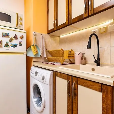 Excellent Center Location 'bear's Den' Apartment *