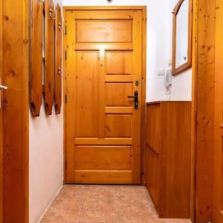 Excellent Center Location 'bear's Den' Apartment *